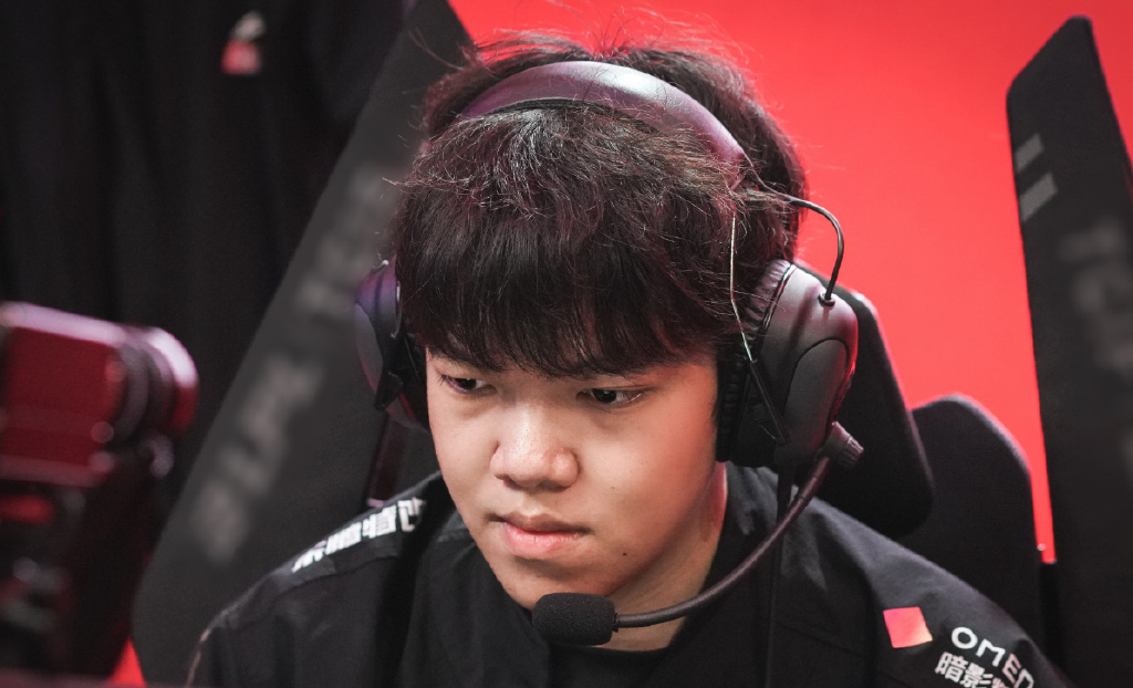 RNG险胜EG，Rekkles一己之力扛起全队