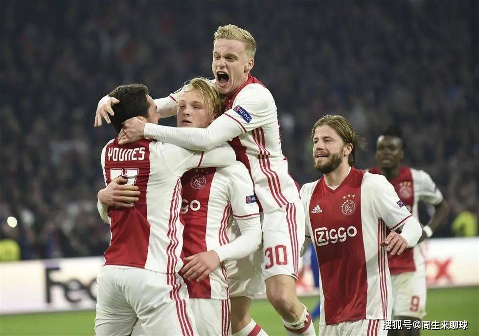 阿贾克斯战胜皇家社会，小组出线勉强在