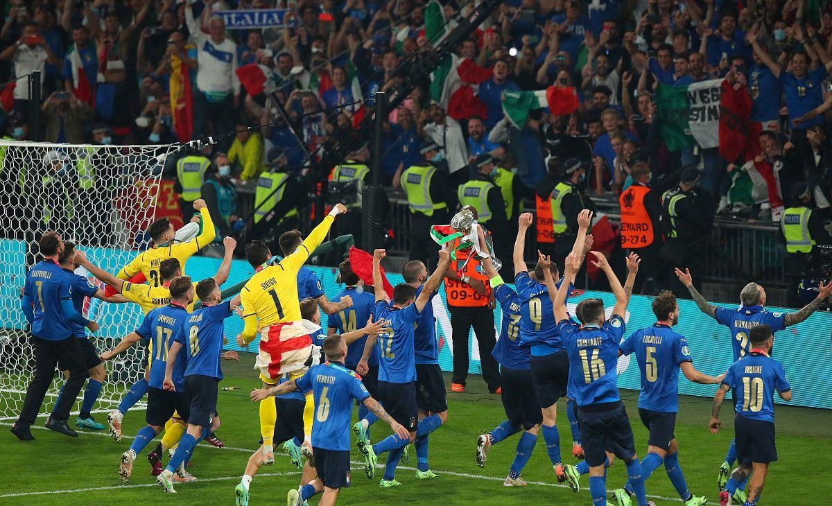 包含荷兰球员在国际比赛中突围成功的词条