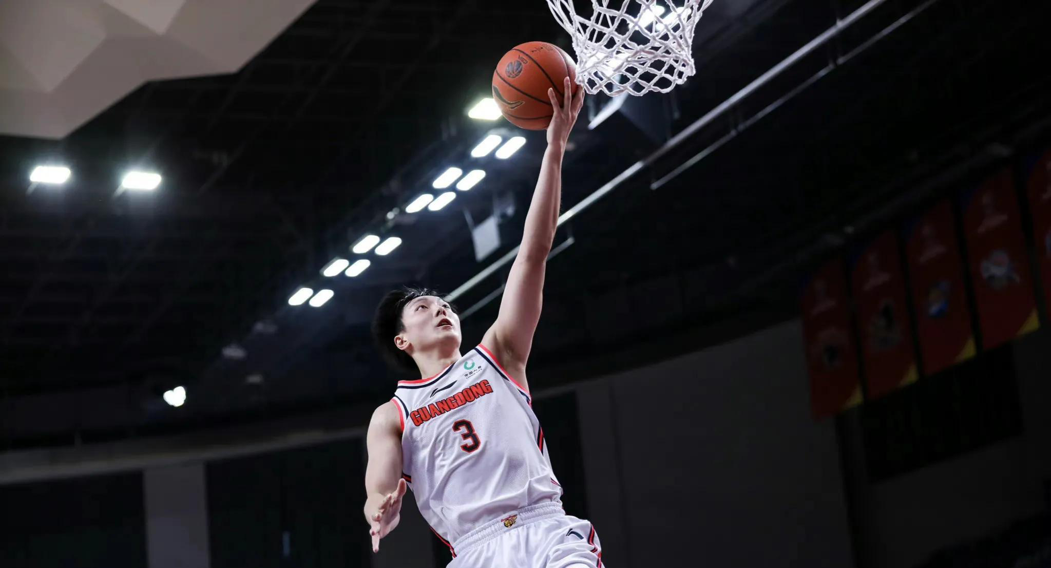 关于深圳队鏖战天津队，易建联统治全场的信息